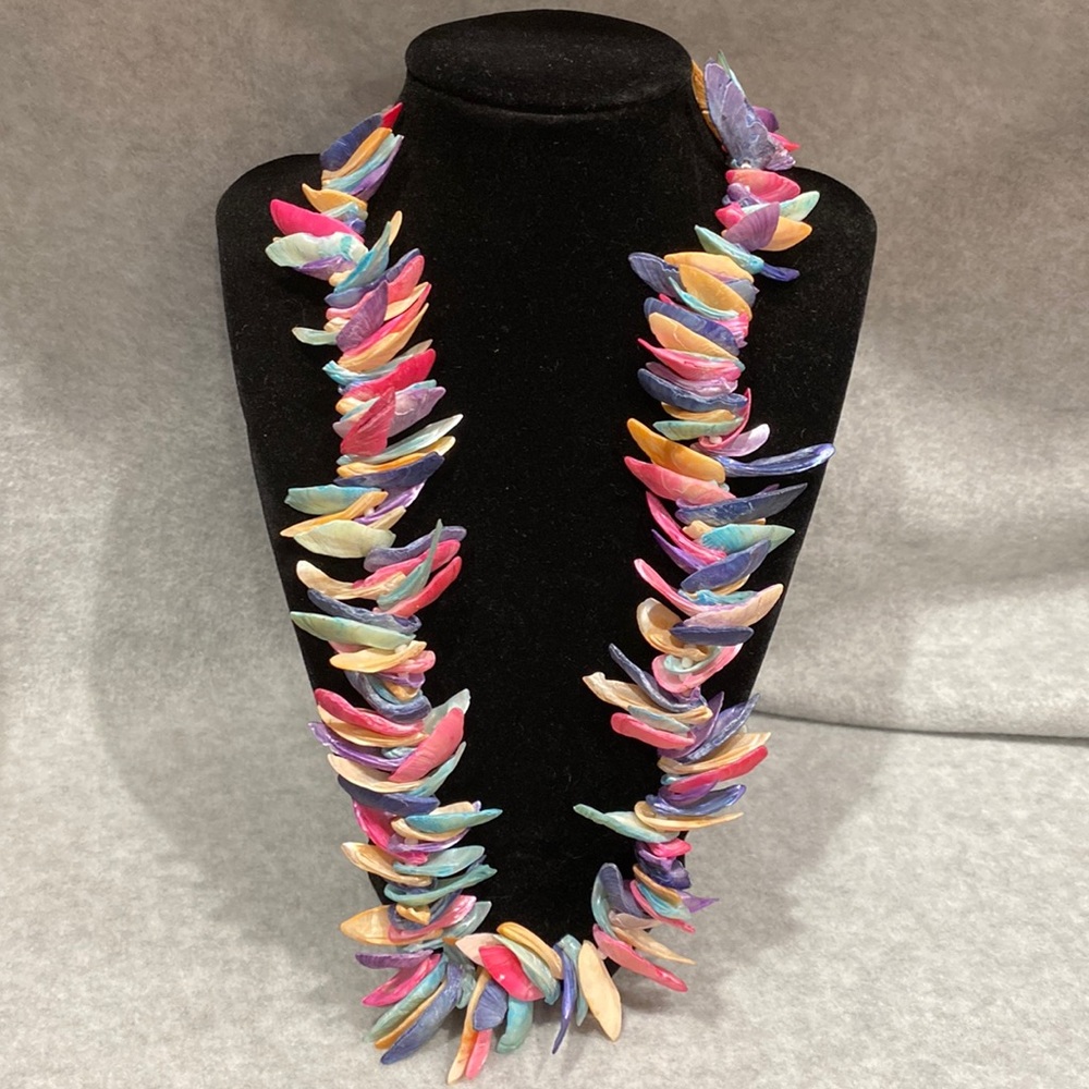 Sea shells dyed Vintage Necklace Pastel bright surfer colors of the ocean 1980’s